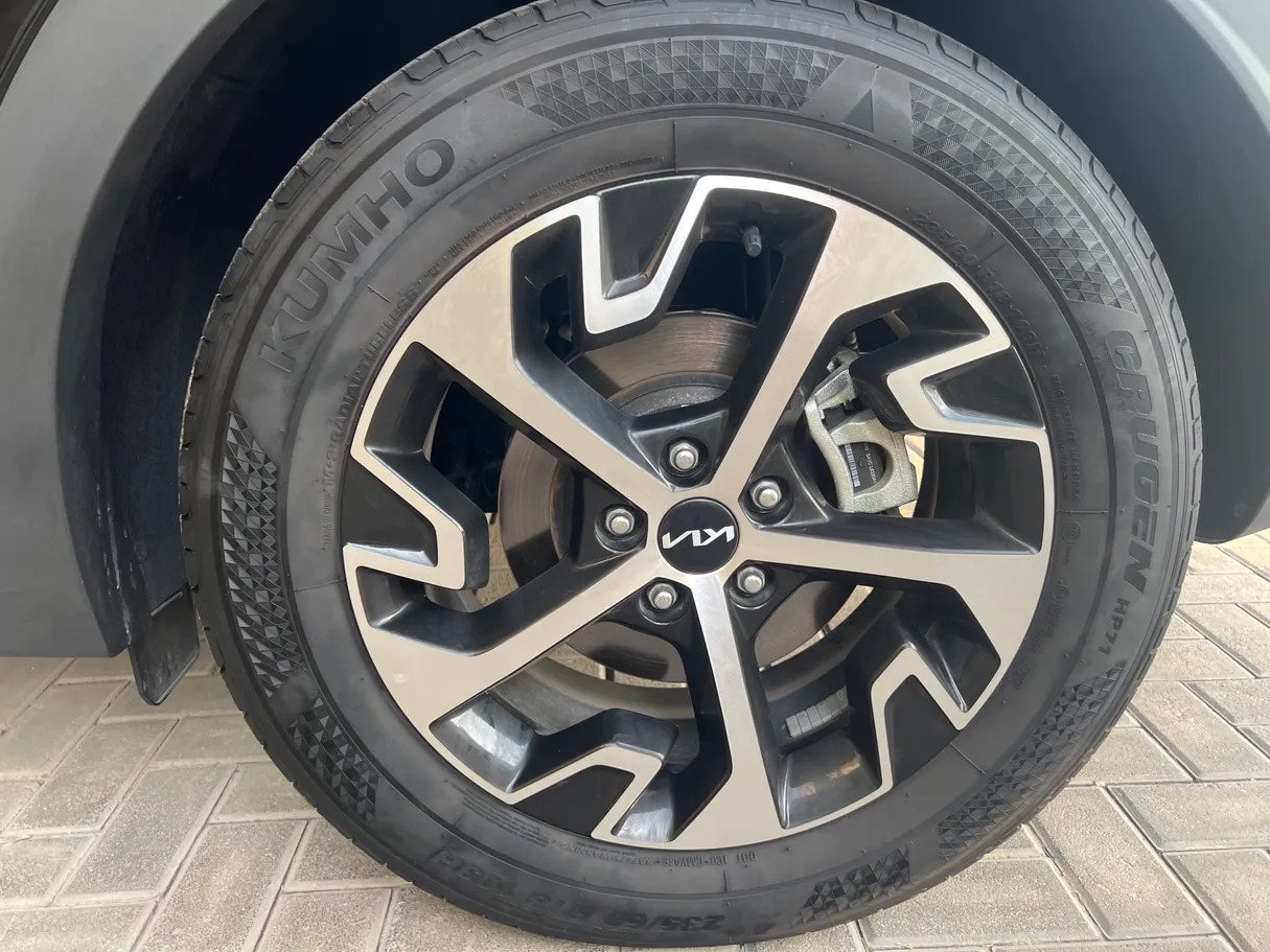 Car image 10