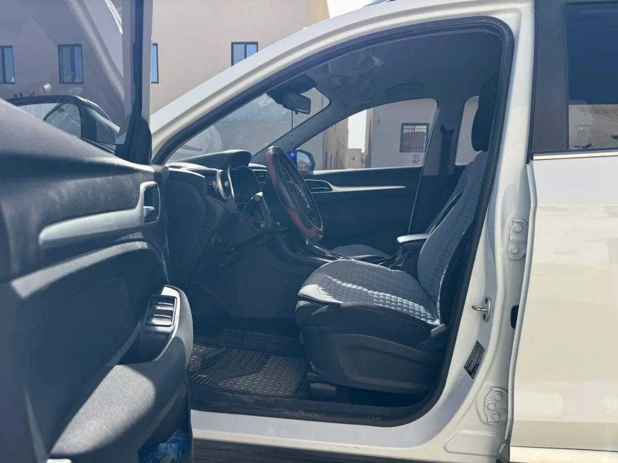 Car image 12