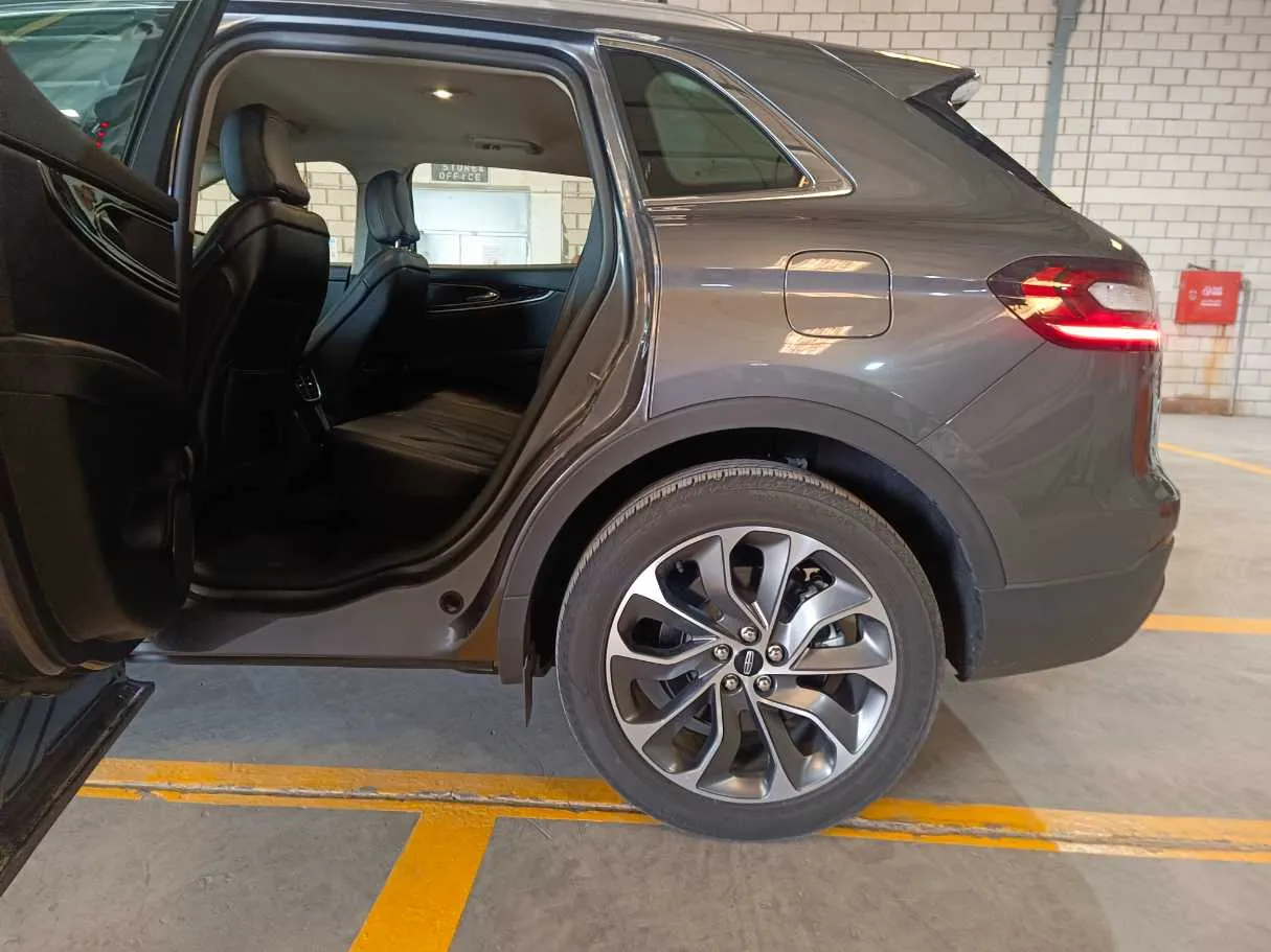 Car image 16