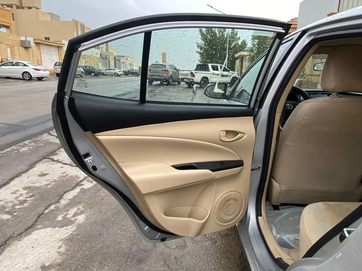 Car image 14