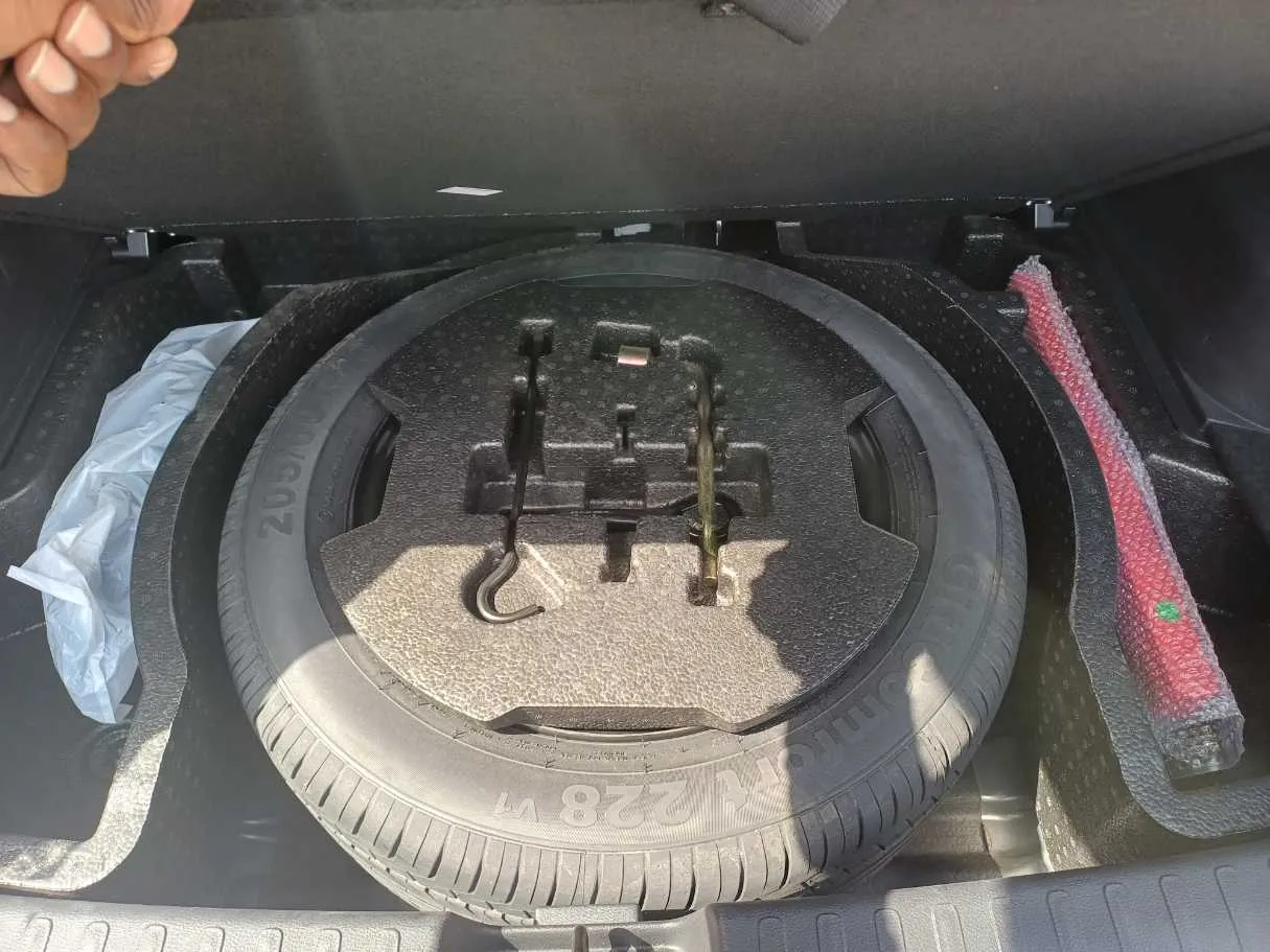 Car image 18