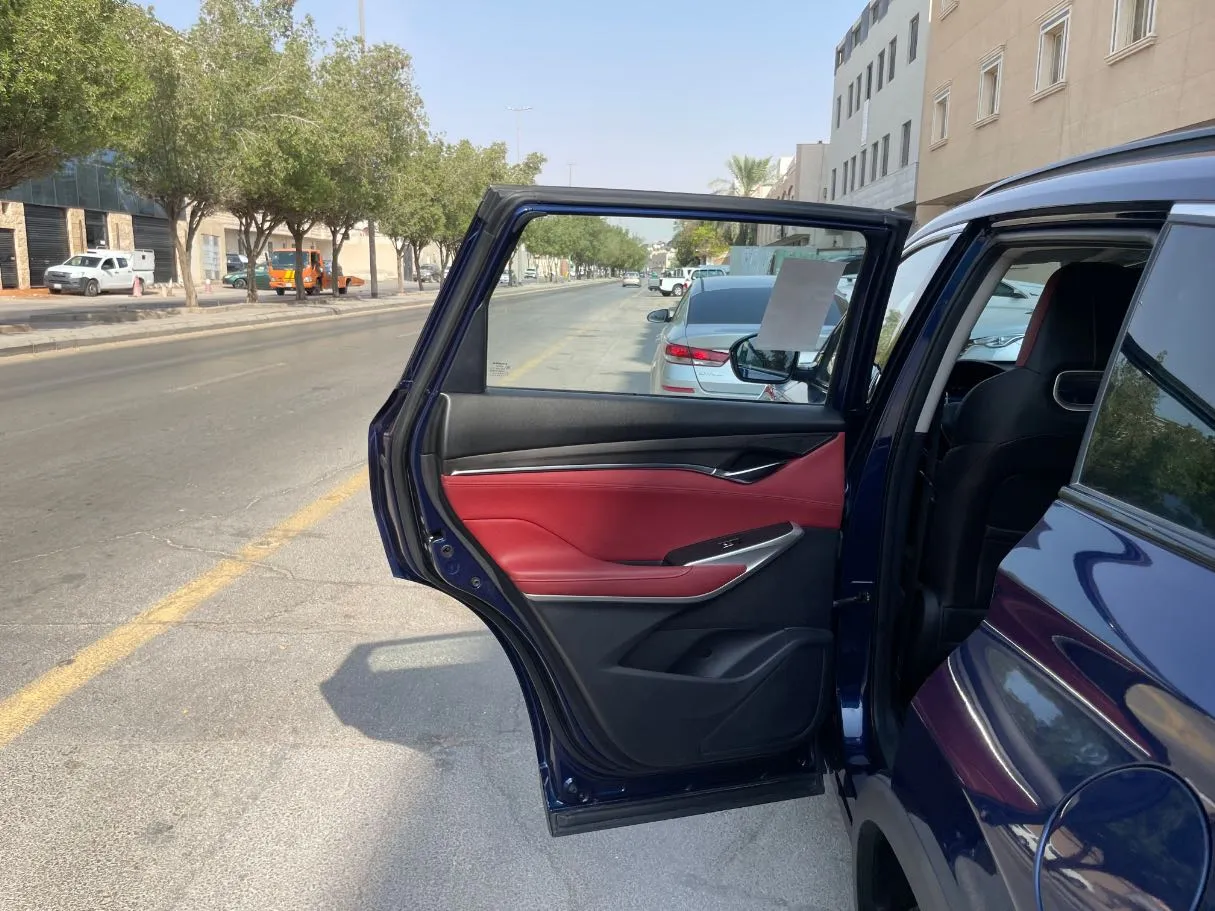 Car image 14