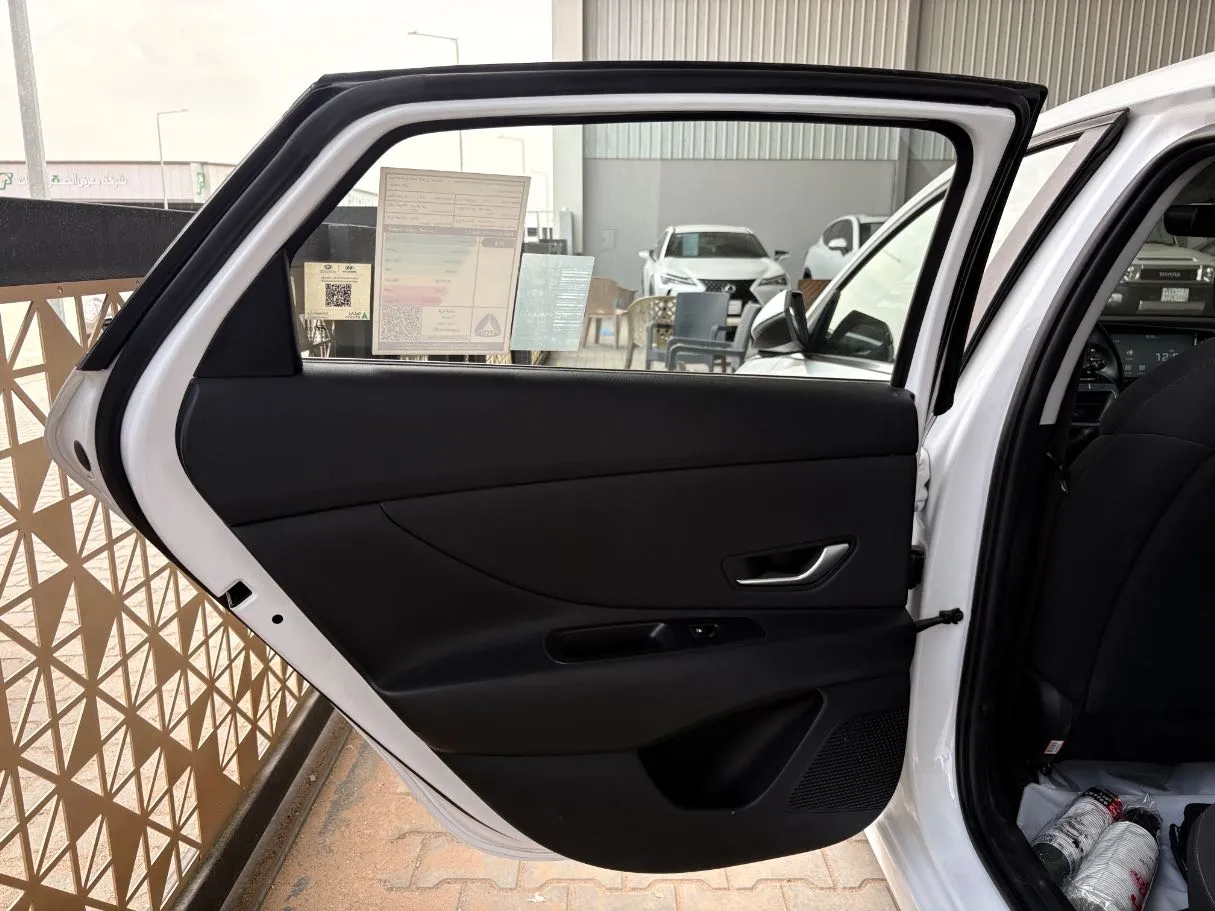 Car image 14