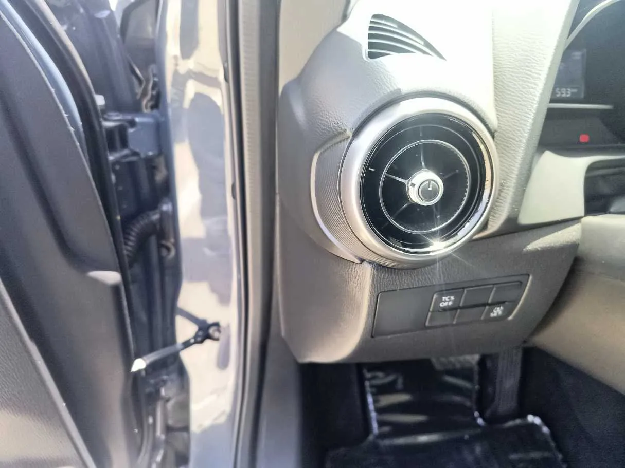 Car image 30