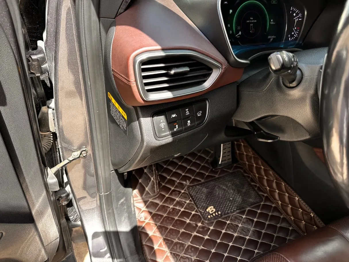 Car image 26