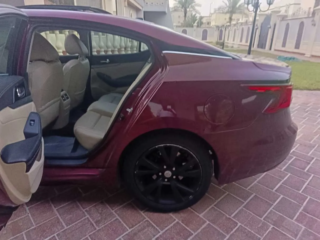 Car image 15