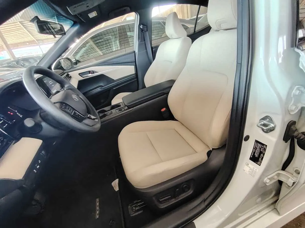 Car image 13