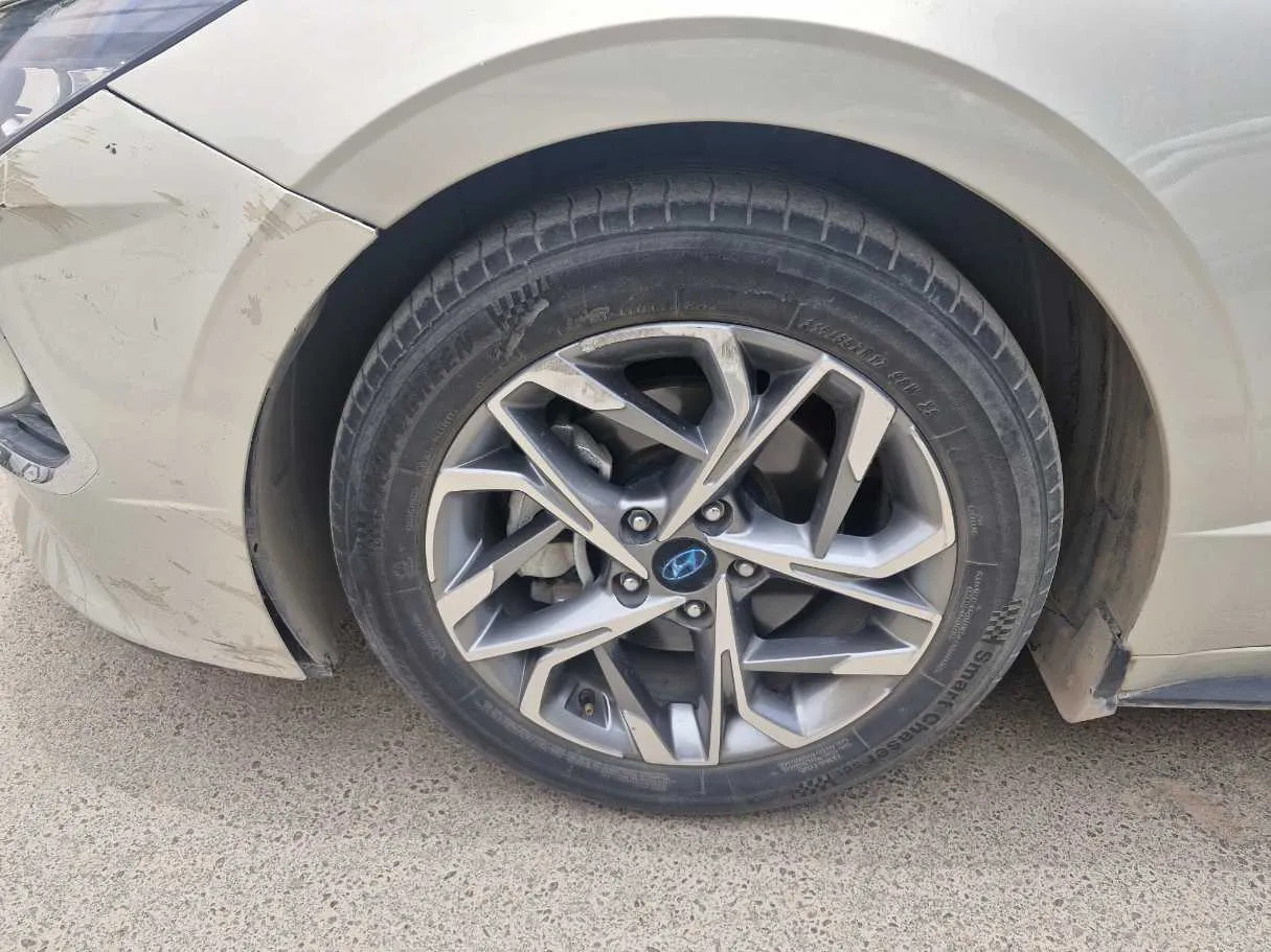 Car image 10