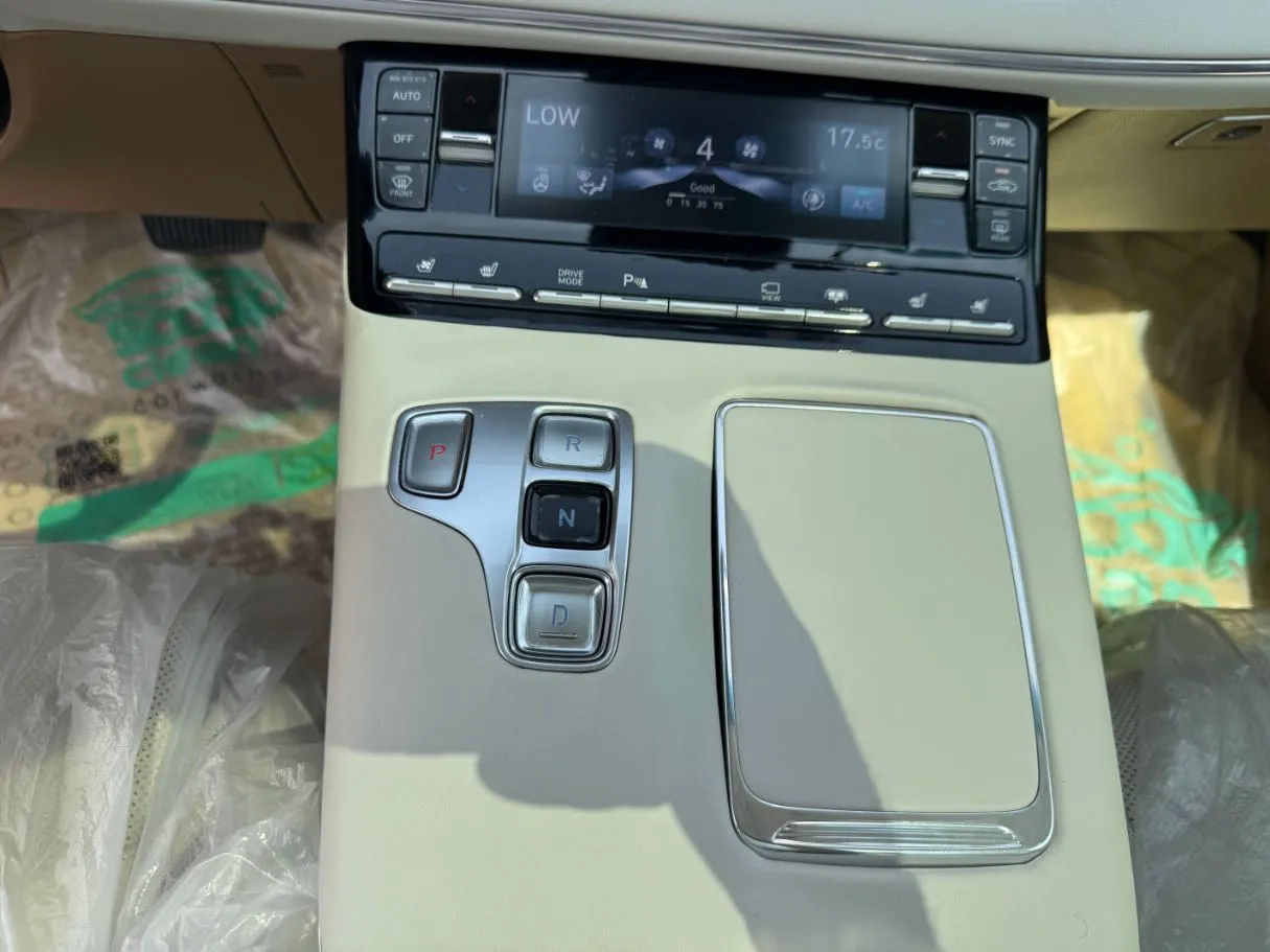 Car image 15
