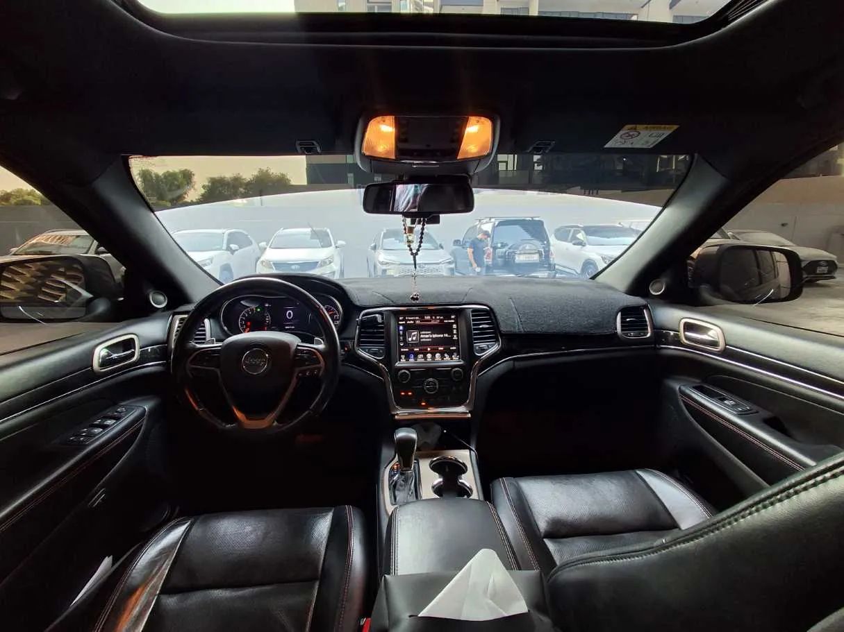 Car image 18