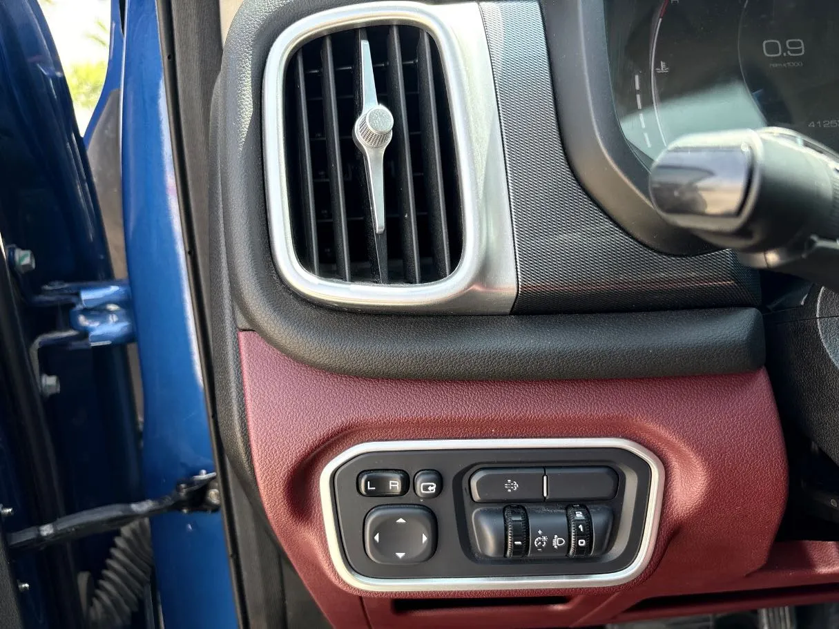 Car image 25