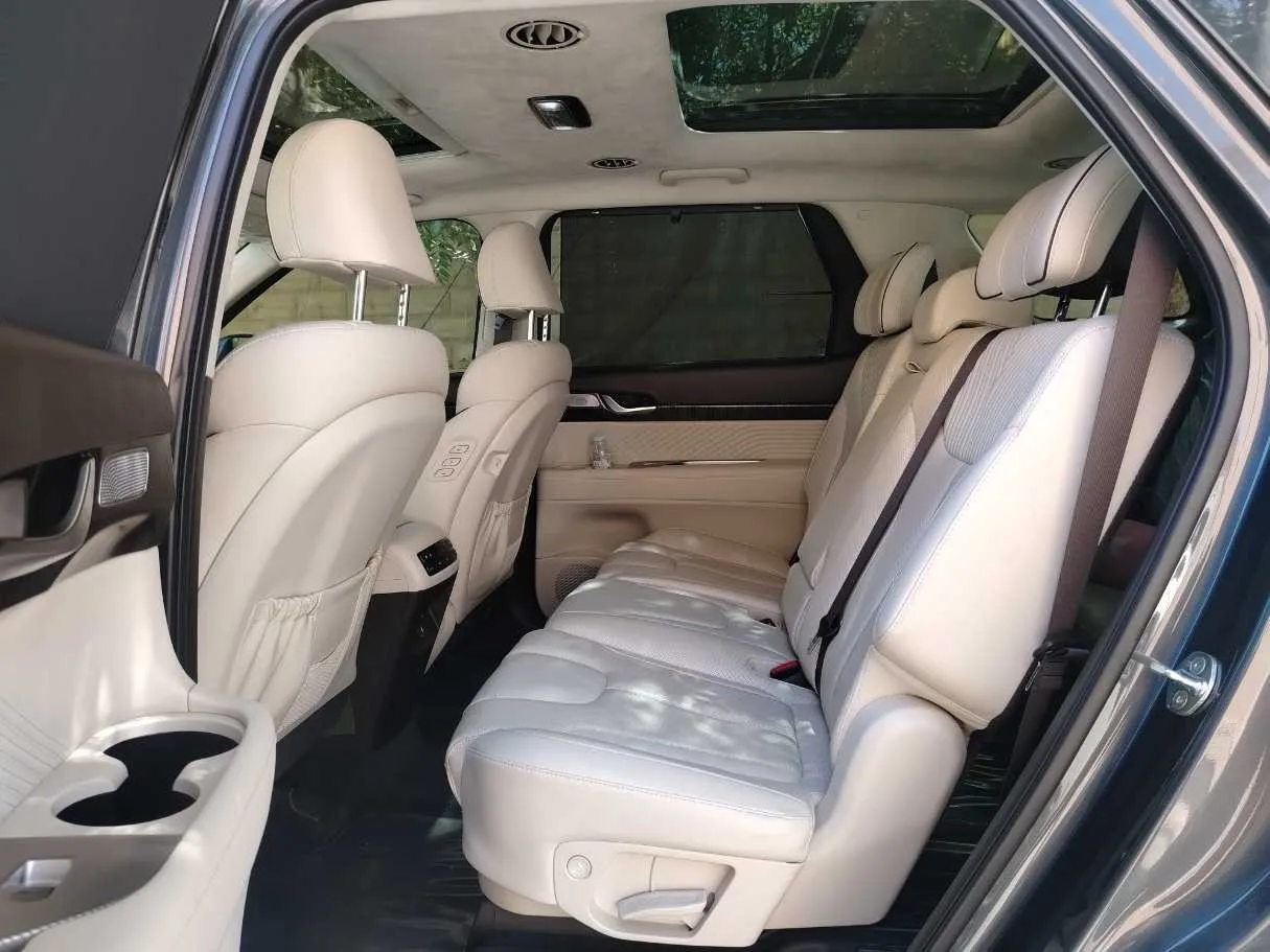 Car image 18