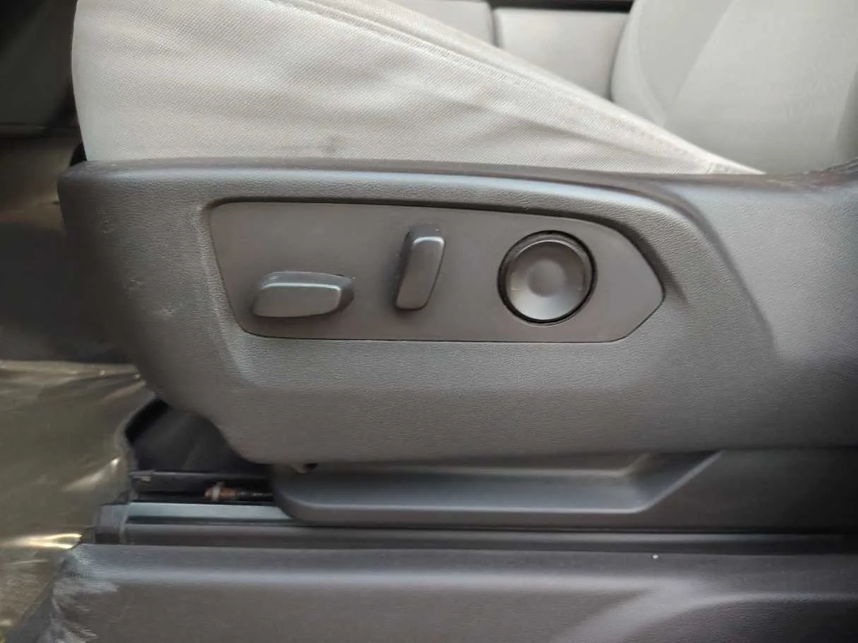 Car image 27