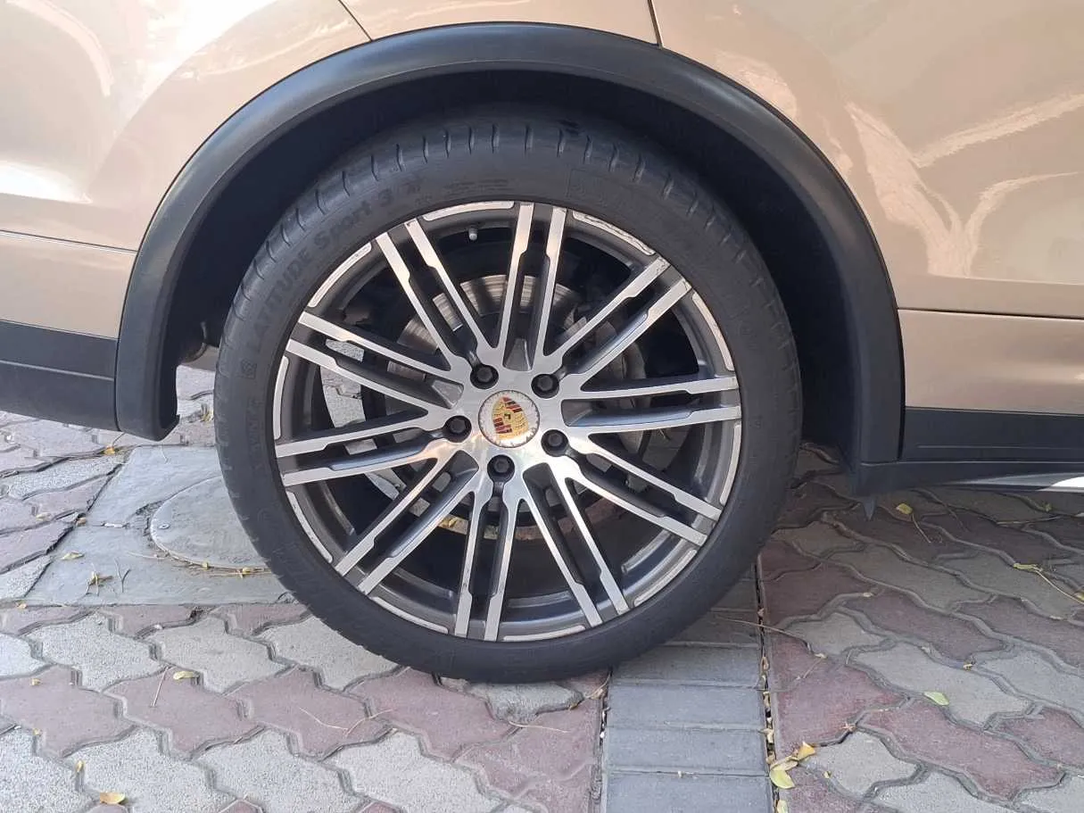 Car image 5
