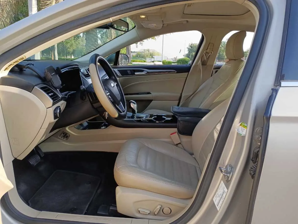 Car image 12