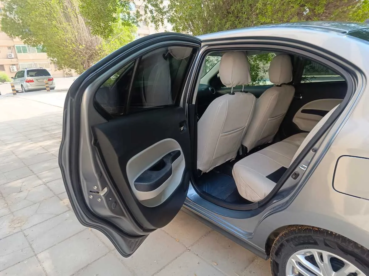 Car image 15