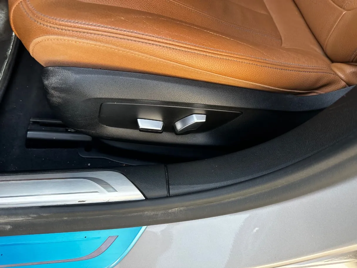Car image 26
