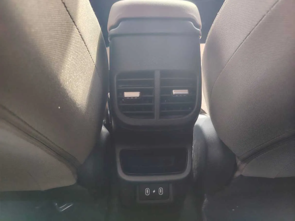 Car image 27