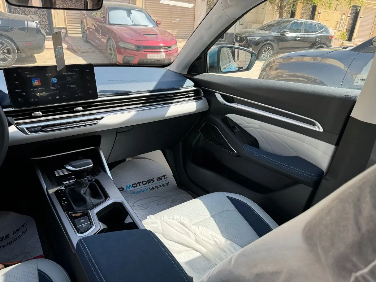Car image 15