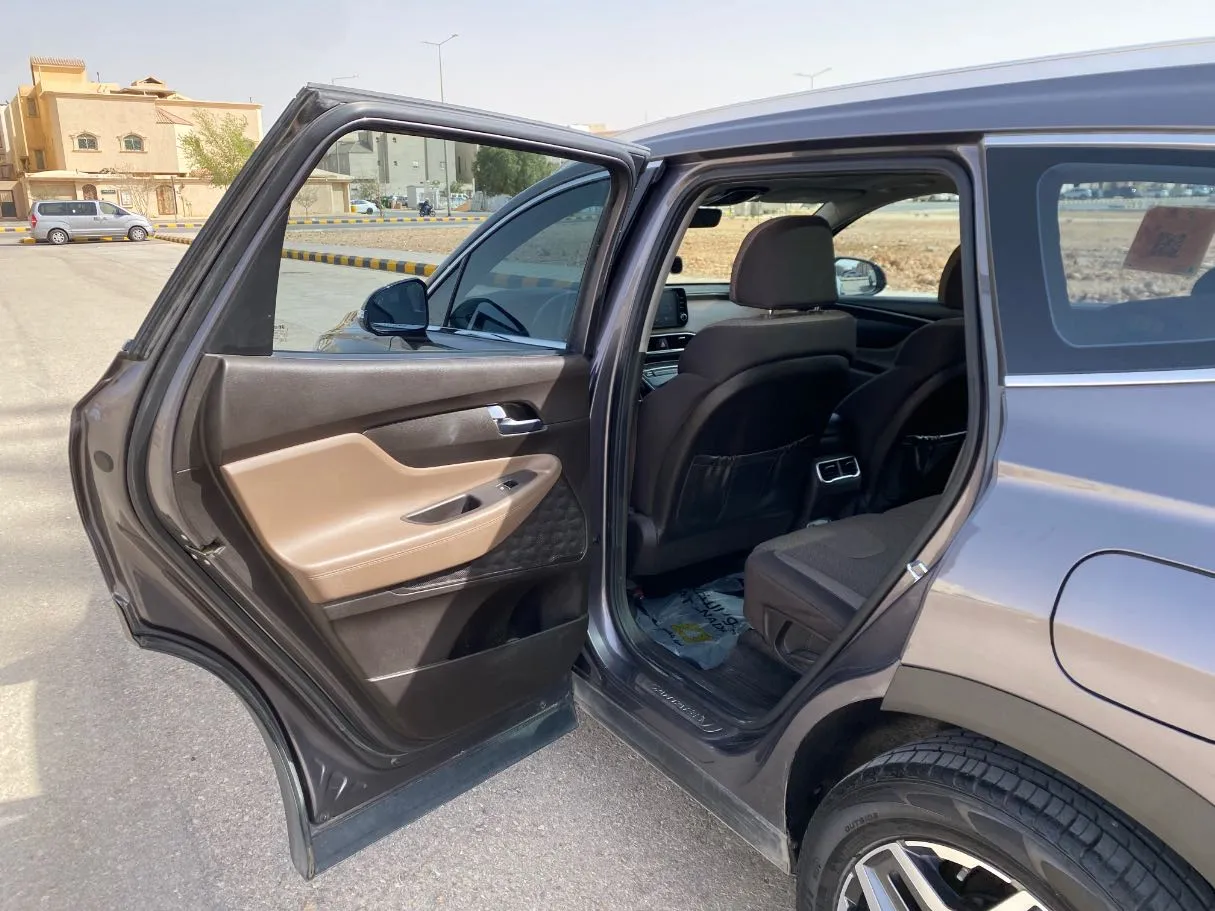 Car image 12
