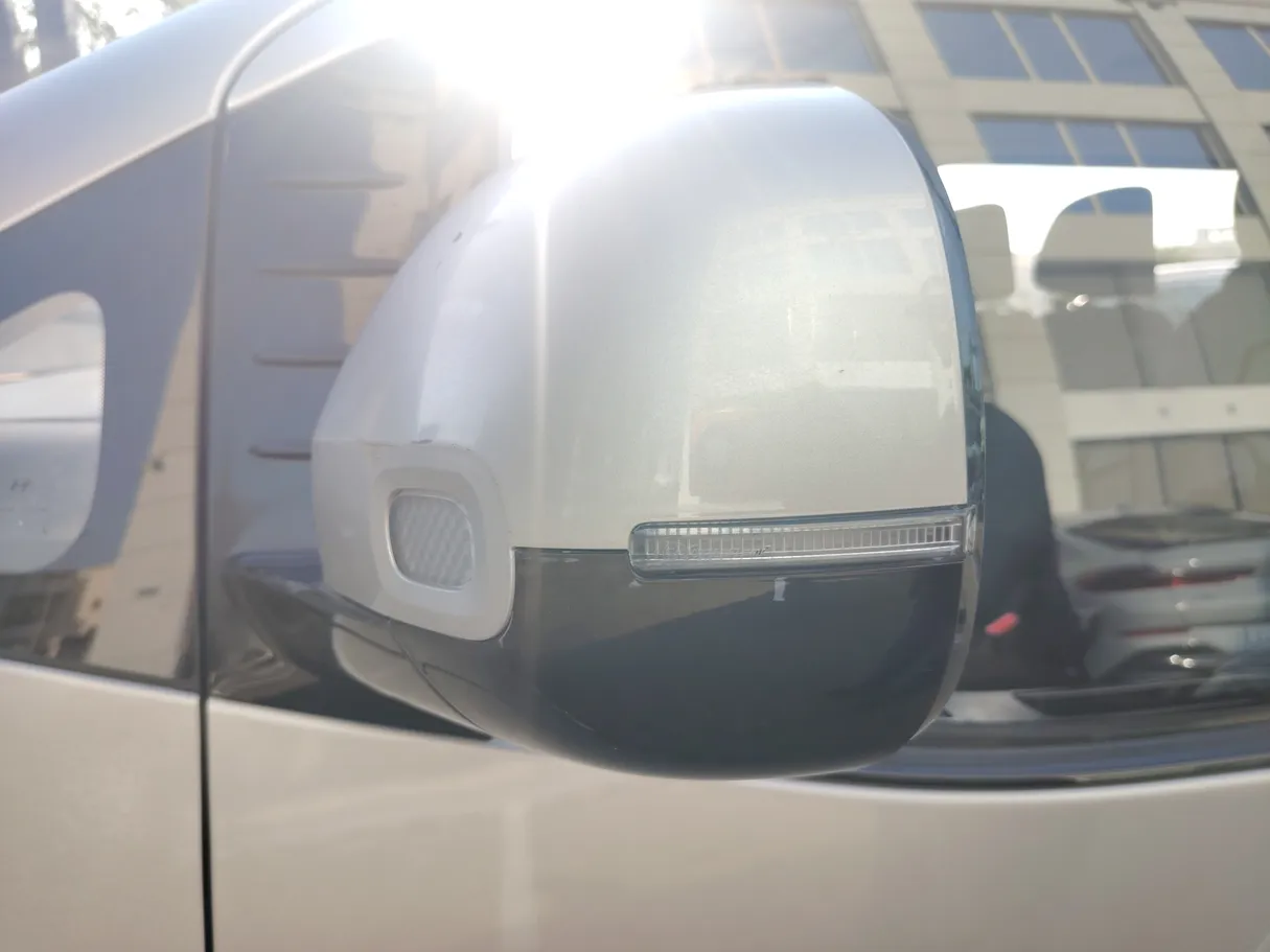 Car image 30