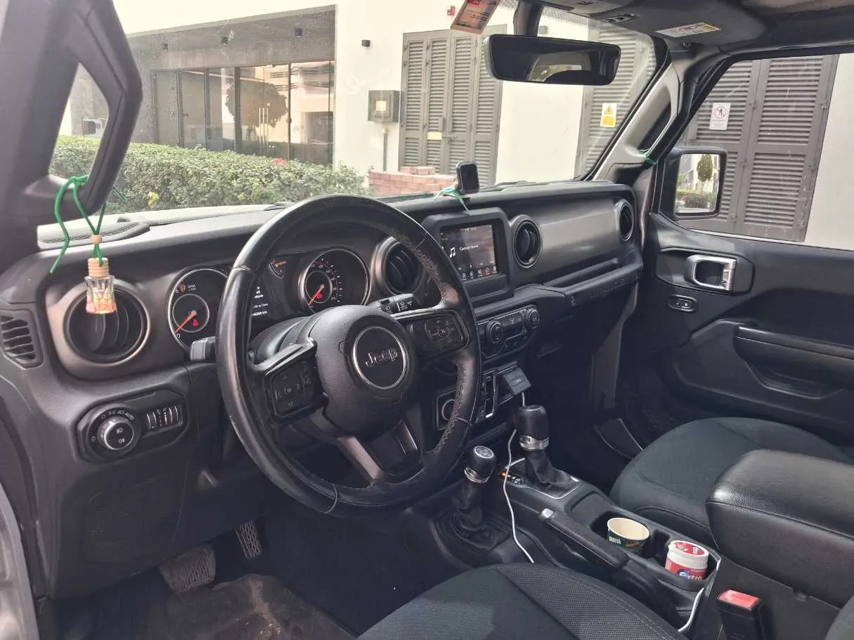 Car image 11