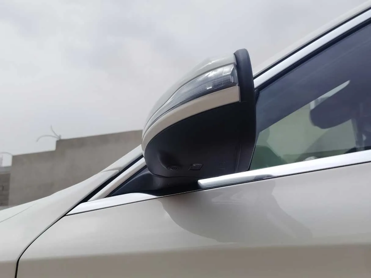 Car image 30