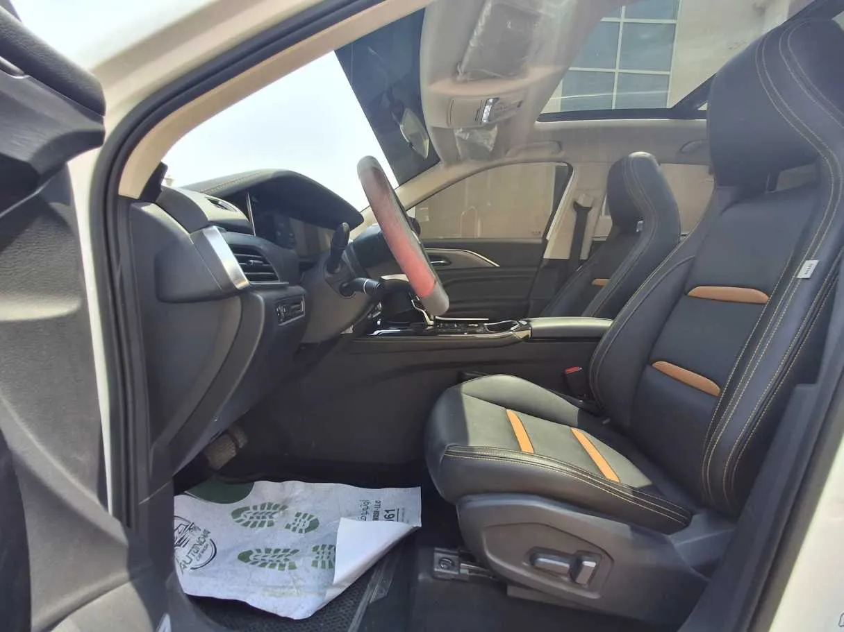Car image 12