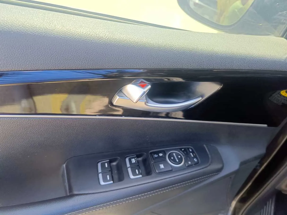 Car image 27
