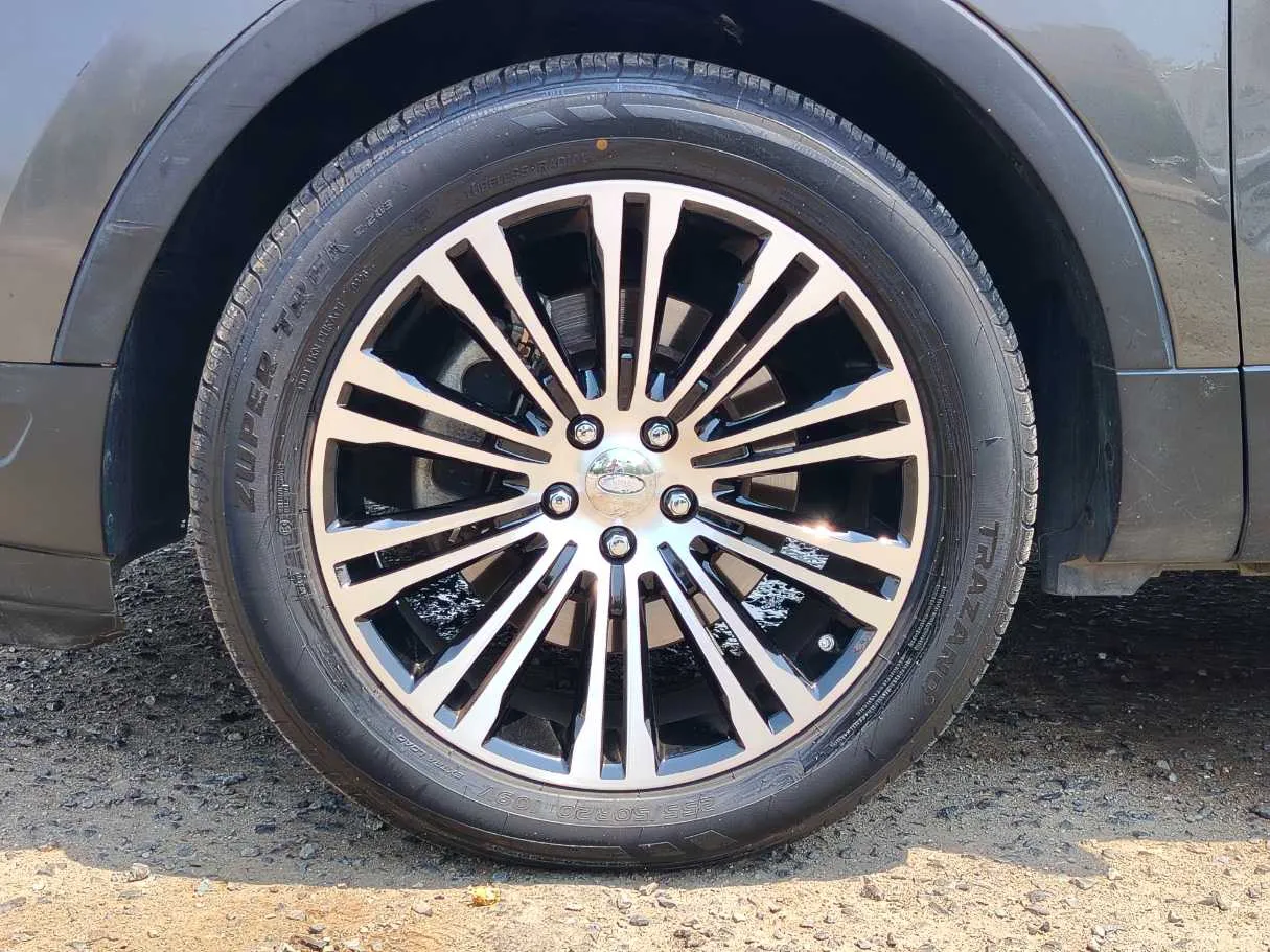 Car image 10
