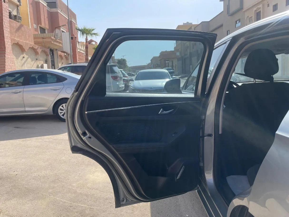 Car image 14