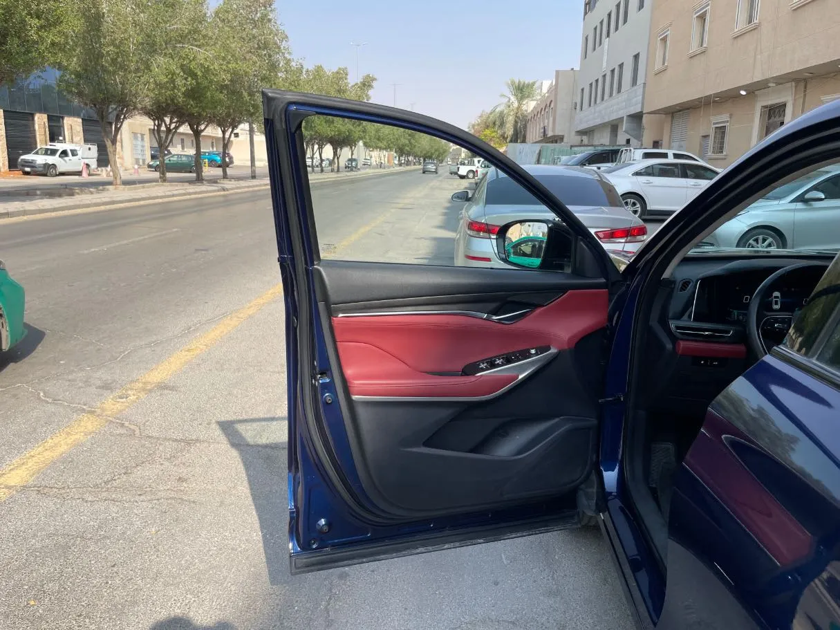 Car image 10