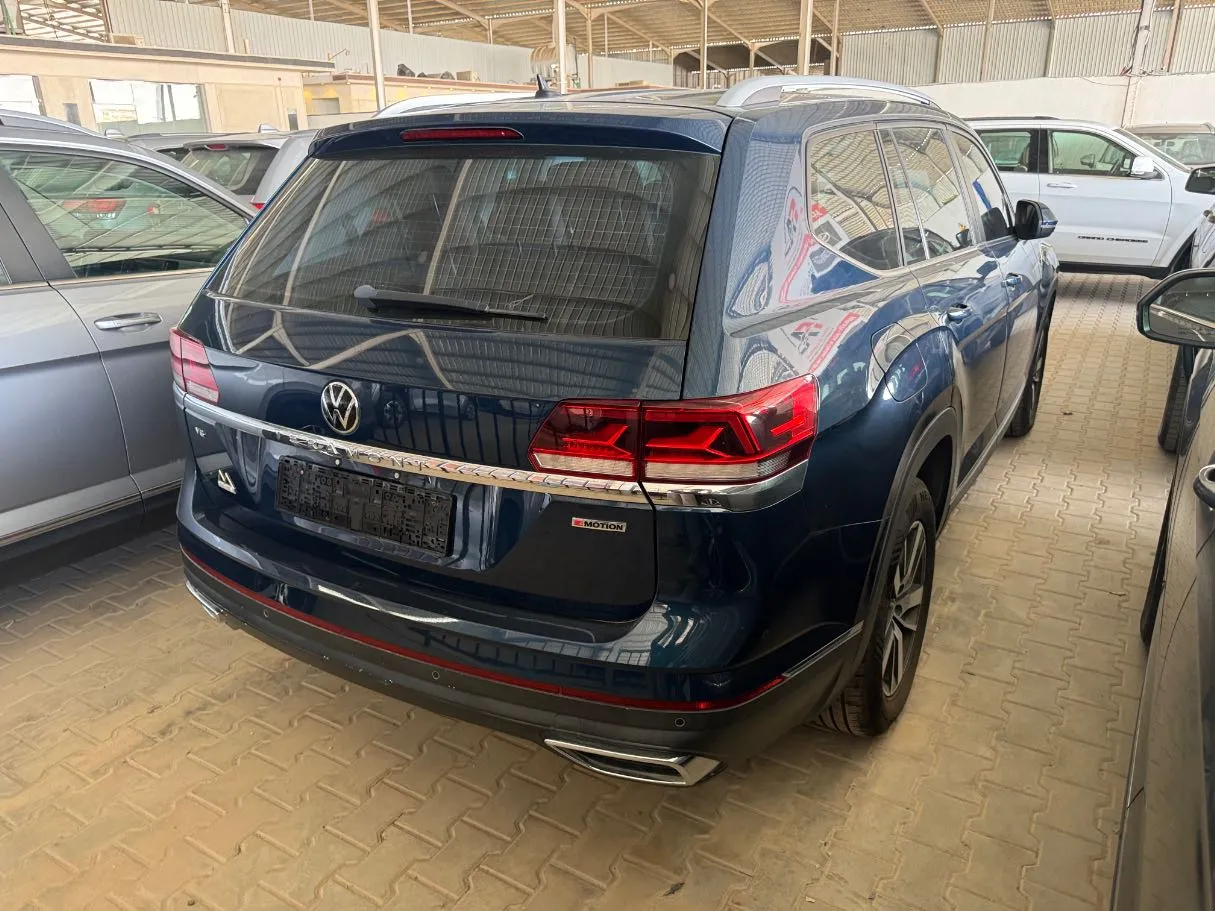 Car image 4