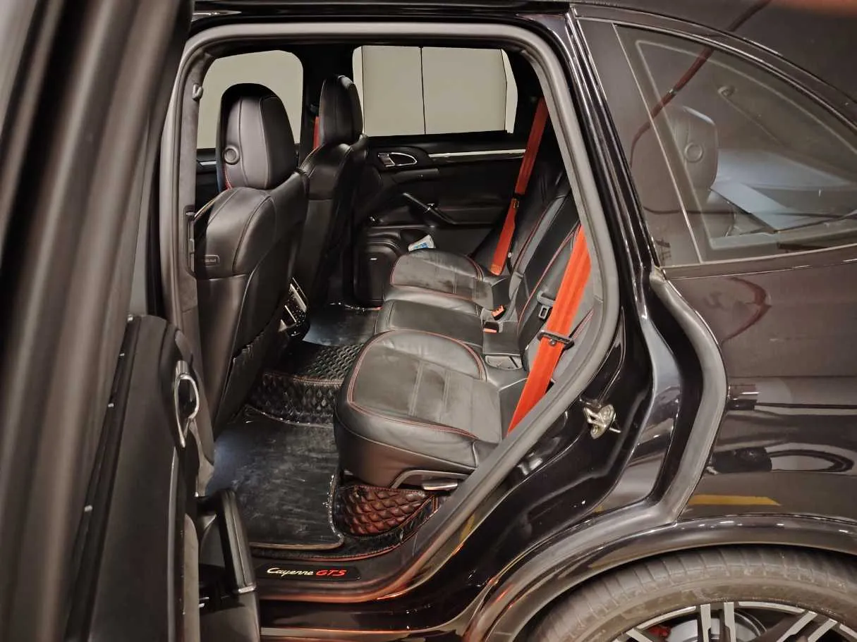 Car image 12