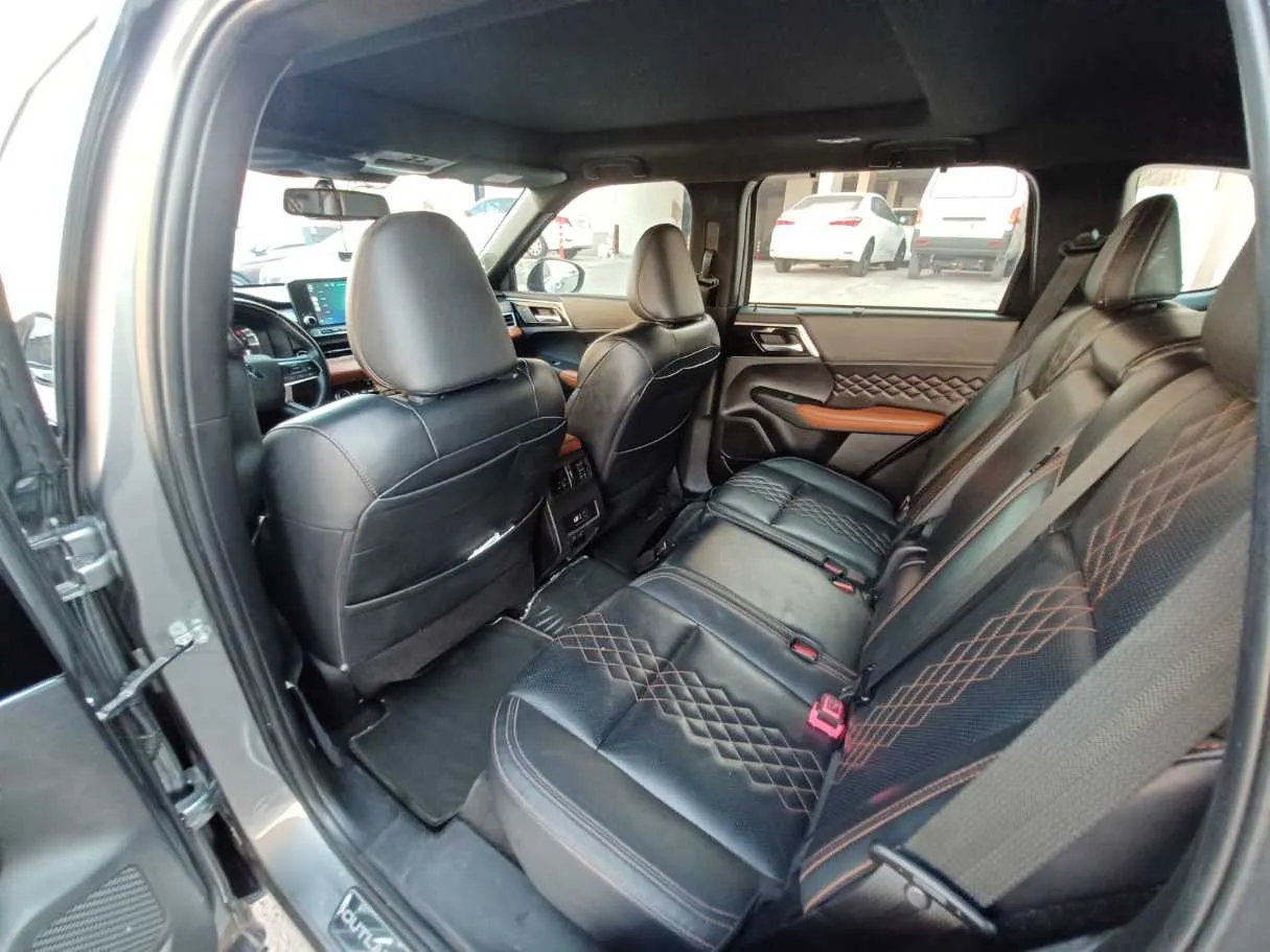 Car image 12