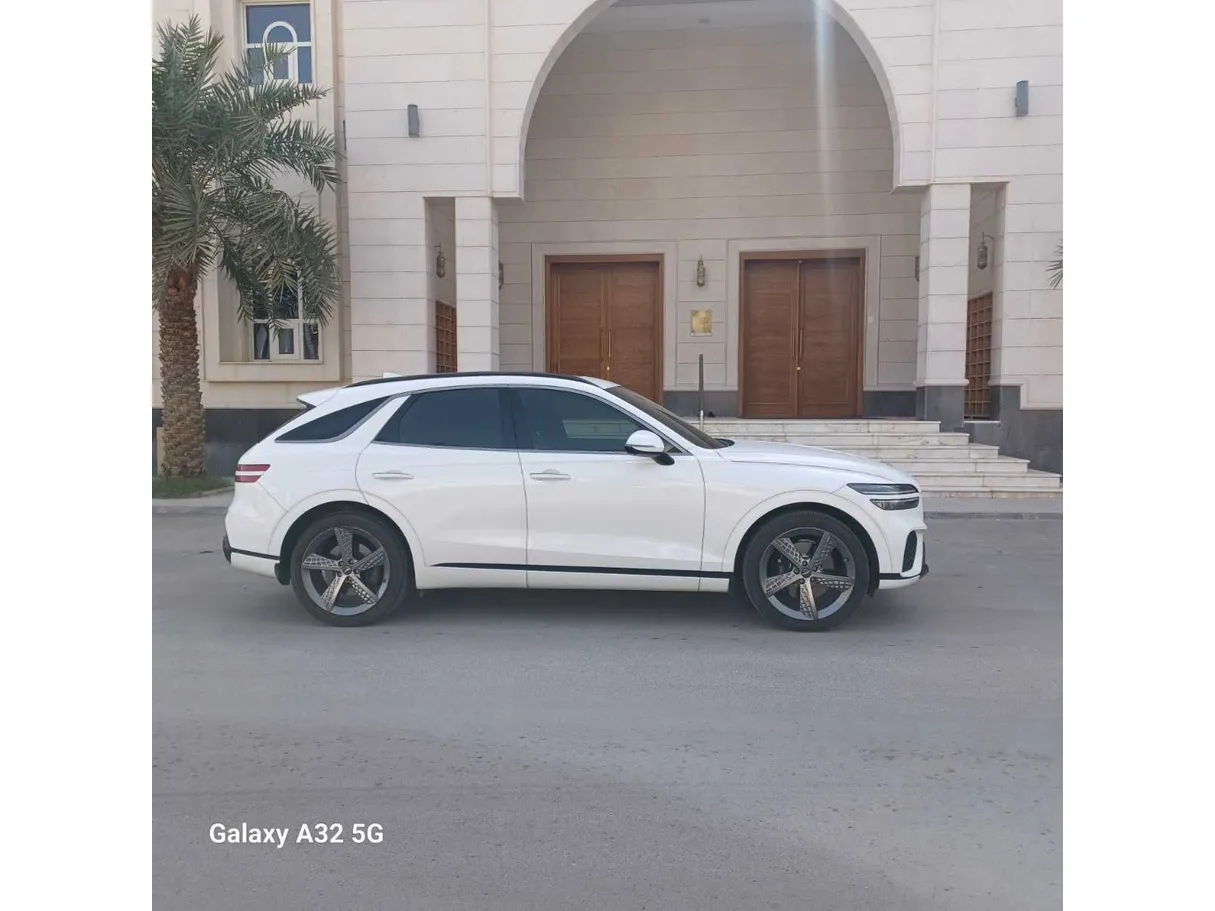 Car image 4