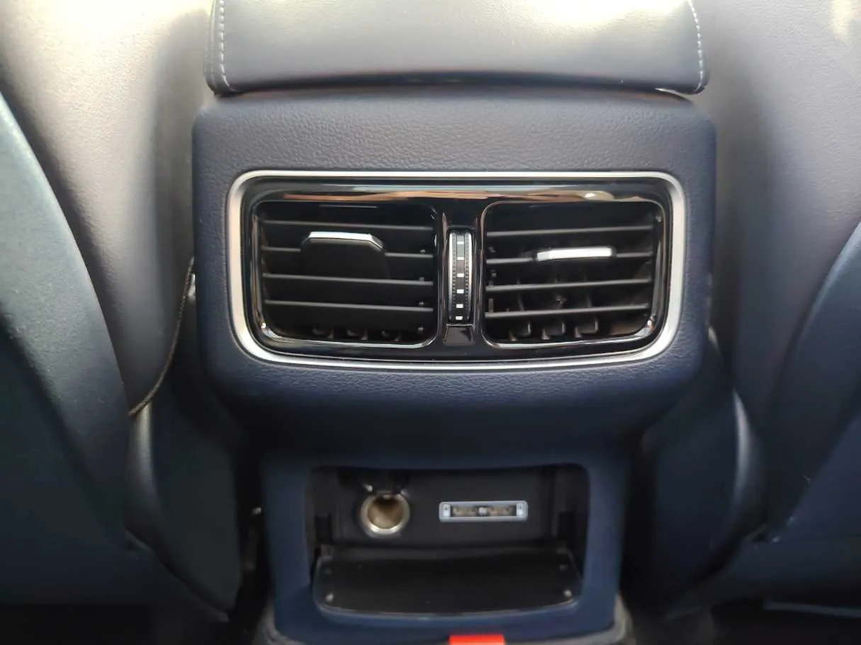Car image 28