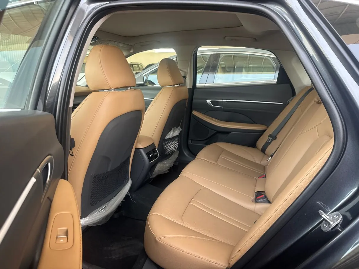Car image 15