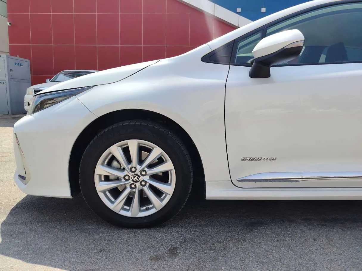 Car image 9