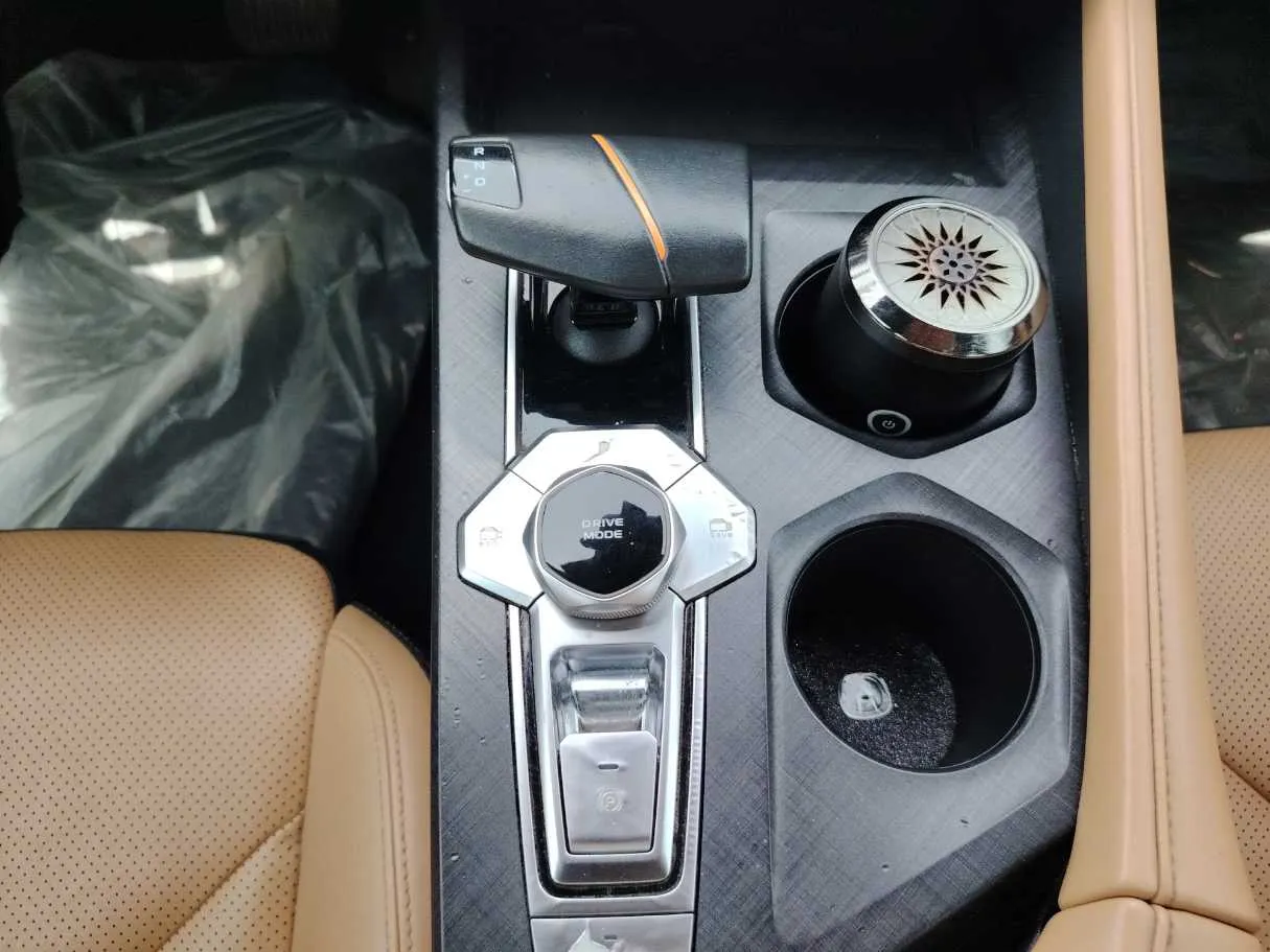 Car image 19
