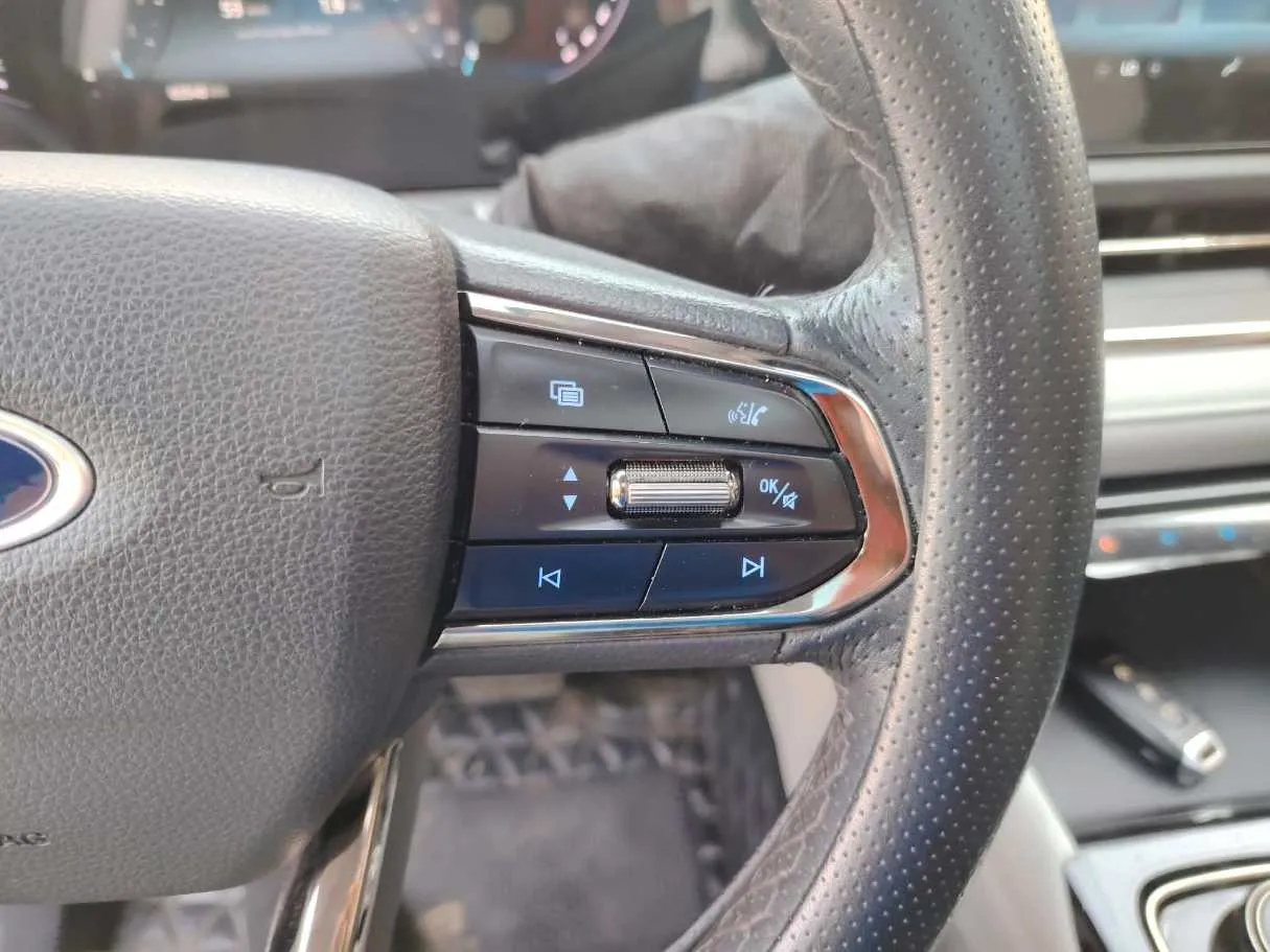 Car image 32