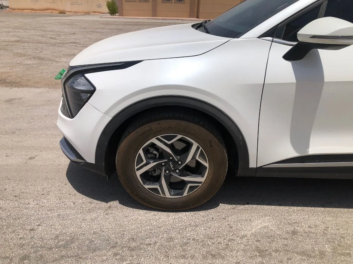 Car image 9