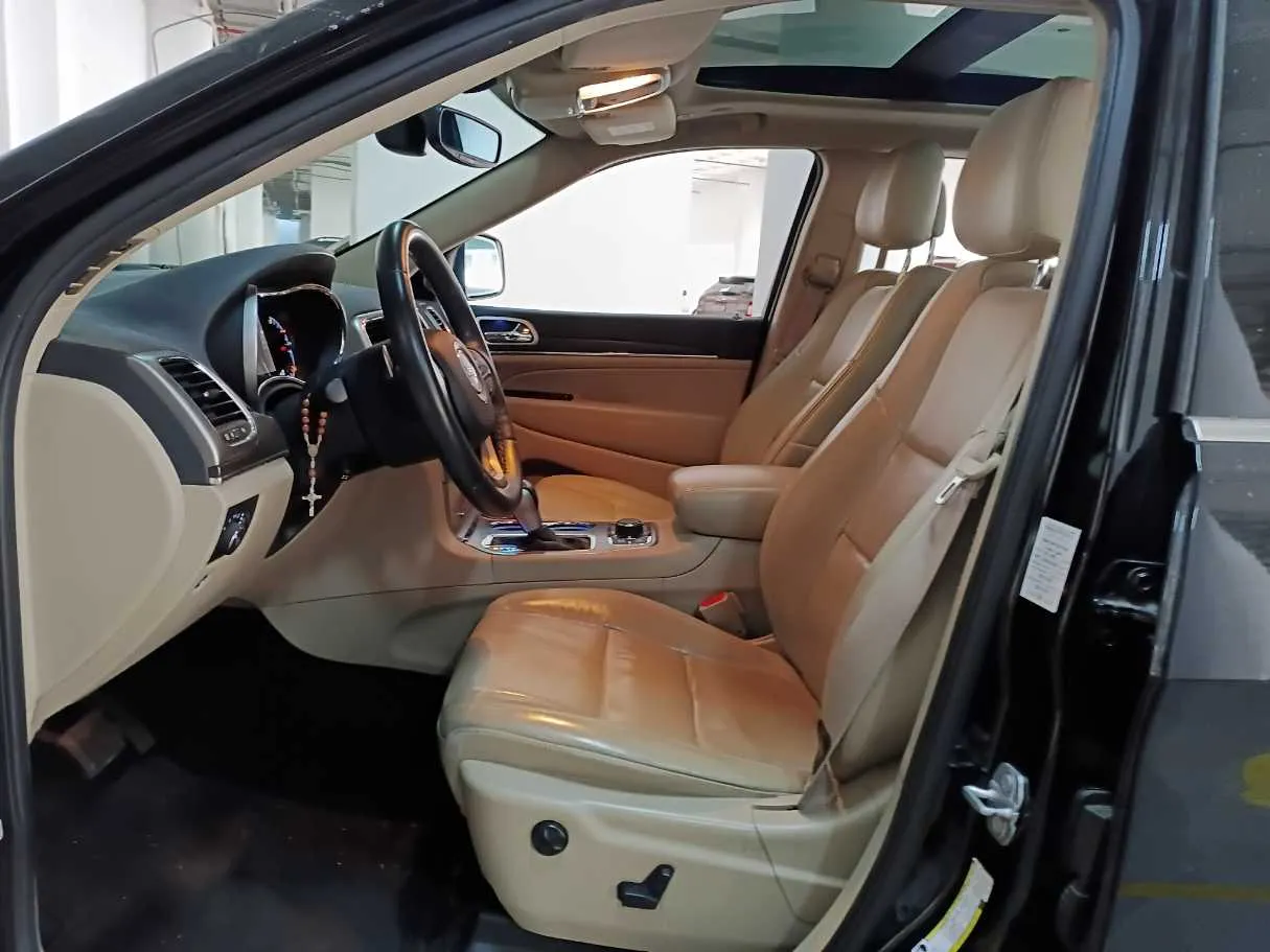 Car image 12