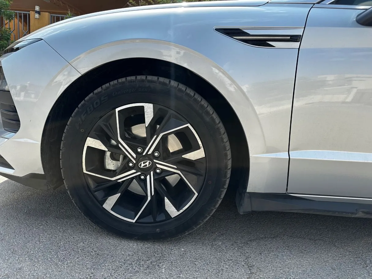 Car image 9
