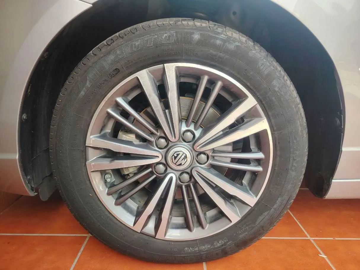 Car image 10