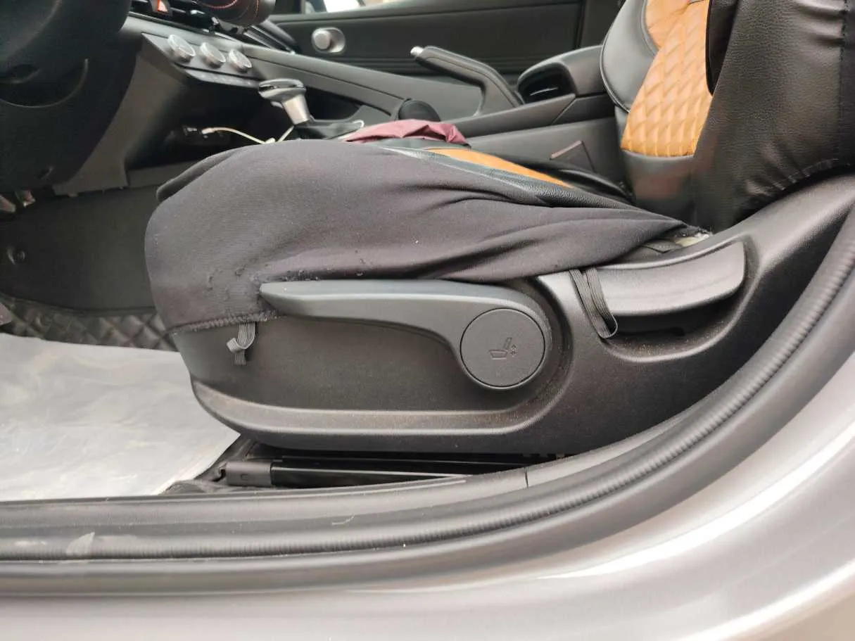 Car image 26