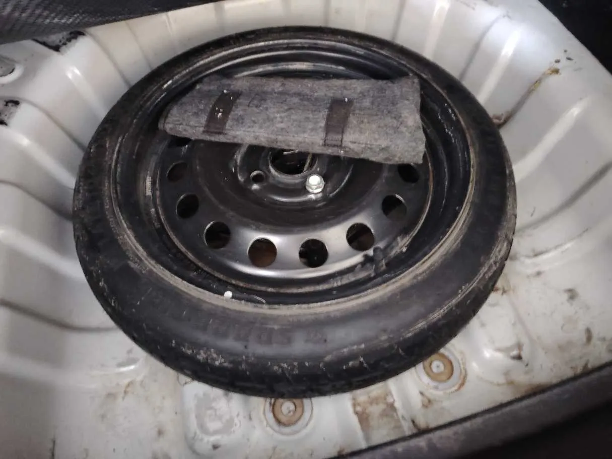 Car image 26