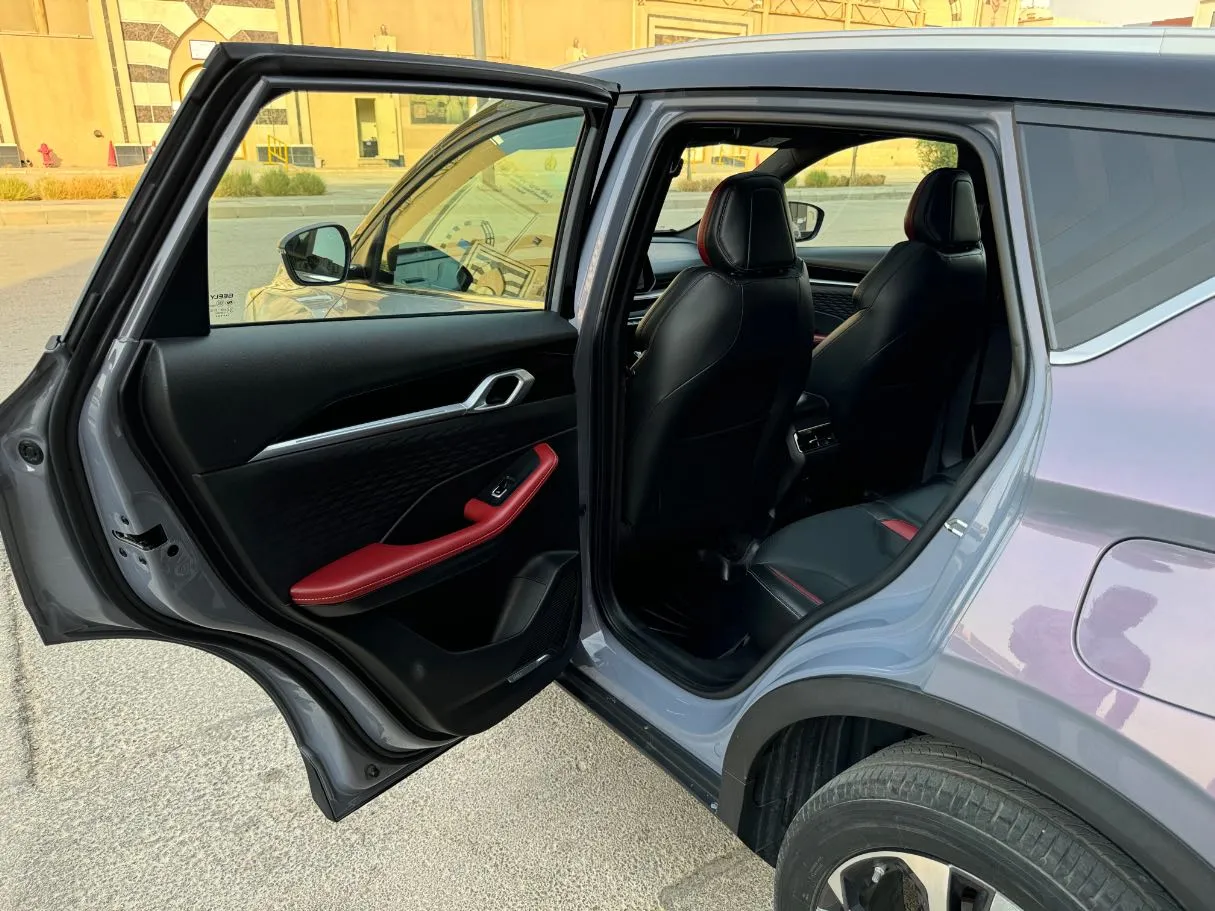 Car image 14