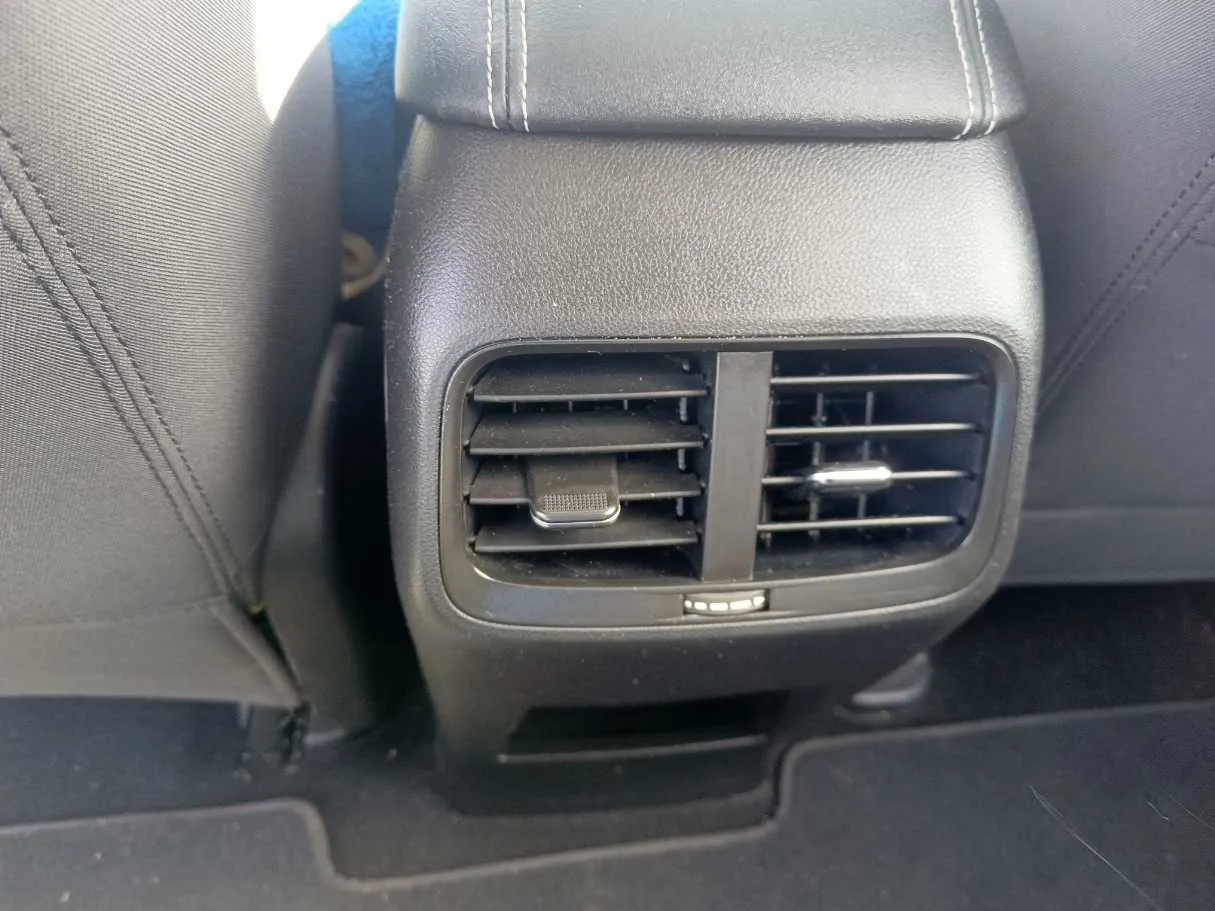 Car image 32