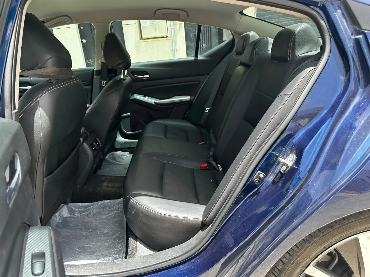 Car image 14